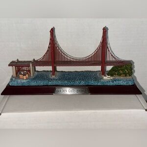 2003 Harbour Lights Golden Gate Bridge California Model#663 Figurine